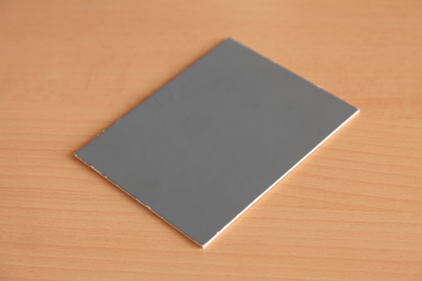 Standardní šedá tabulka ve formě papírové karty