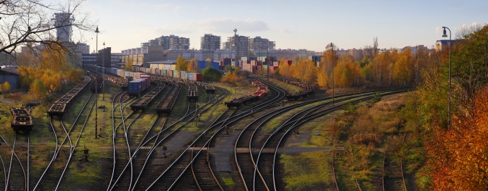 Cesta mizí někde v dáli… Přestože vlaková nádraží někdy působí příliš industriálně, díky kolejím, které slouží jako vodicí linie v kompozici, vznikají působivé fotografie. Autor: Irena Brožová