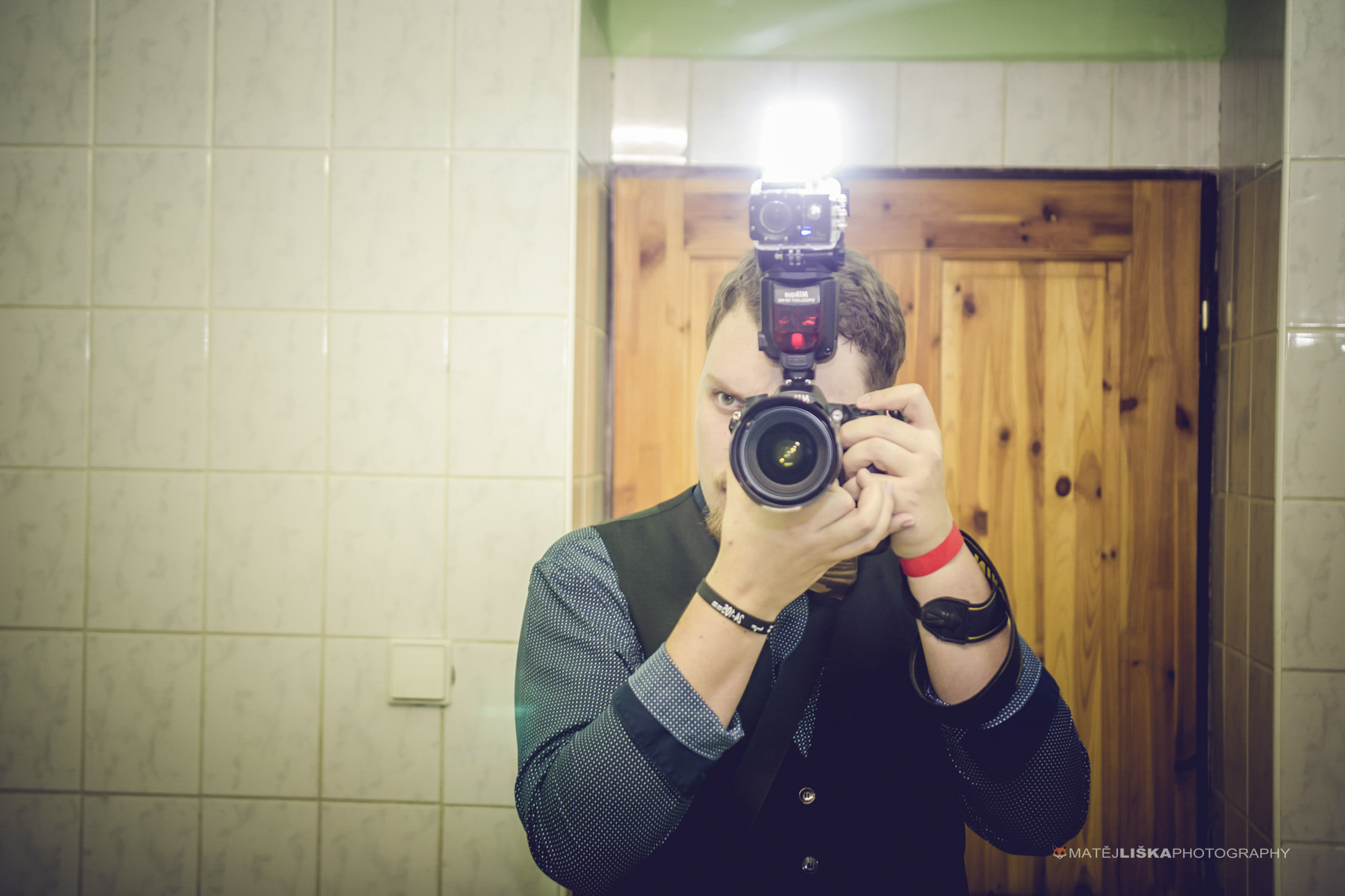 Akční kamera na foťáku. Nikon D7000, Nikon 35mm f/1.8, 1/45, f/1.8, ISO 500.jpg