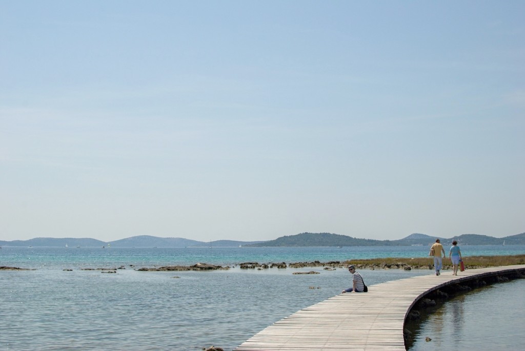 Lidé dokážou dodat snímkům krajiny měřítko a děj. (Tvrdava sv. Nikole, Šibenik) Nikon D60, Nikkor 35/1.8, 1/400 s, f/9.5, ISO 100, ohnisko 35 mm (EQ 52 mm)