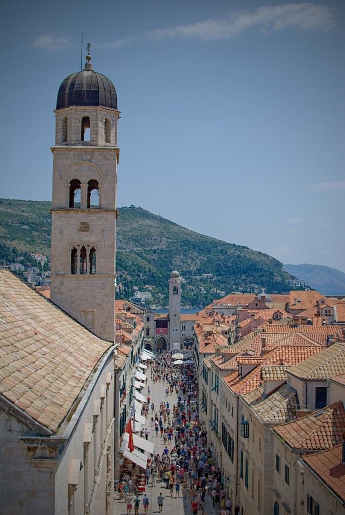 Hledejte vyvýšená místa a zachyťte ucelenější pohled na město. (Dubrovník) Nikon D60, Nikkor 35/1.8, 1/1250 s, f/5.6, ISO 100, ohnisko 35 mm (EQ 52 mm)
