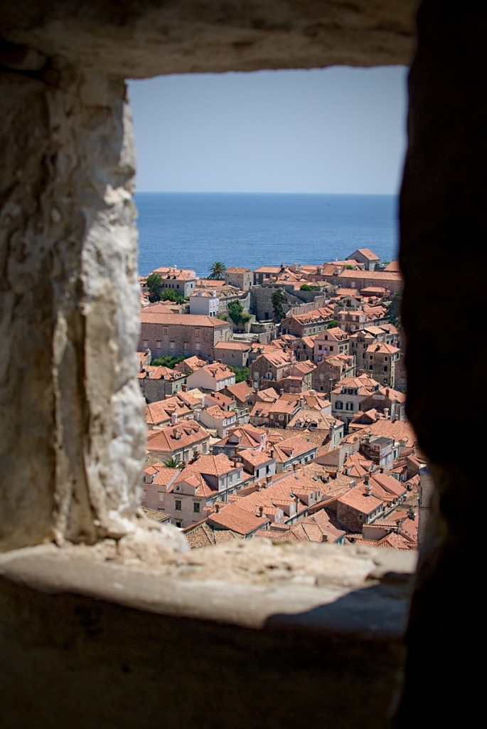Využívejte okna ve věžích a průzory v hradbách k orámování pohledu. (Dubrovník) Nikon D60, Nikkor 35/1.8, 1/640 s, f/5.6, ISO 100, ohnisko 35 mm (EQ 52 mm)