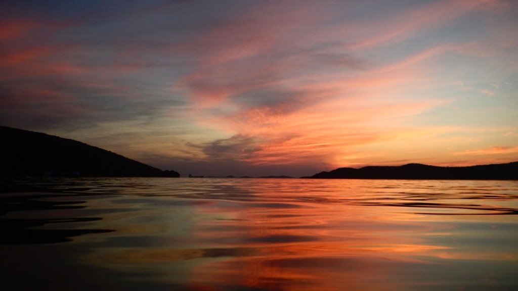 Umístění horizontu doprostřed snímku nebývá vždy ideální, proto si hrajte s kompozicí a sami posuďte, co se vám líbí. (Grebaštica) Nikon Coolpix AW130, 1/125 s, f/2.8, ISO 125, ohnisko 4,3 mm (EQ 24 mm)
