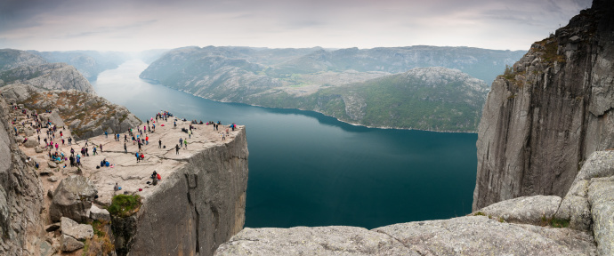 Skalní útes Preikestolen, v češtině také známý jako Kazatelna, je chloubou Norska. I jiný úhel pohledu je úchvatný – podívejte se například na tuto fotku. Foto: Peter Karvas Photography