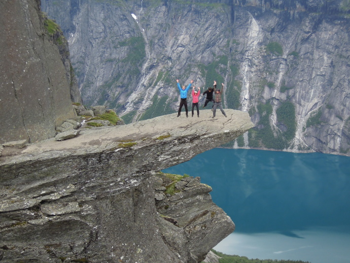 Přestože kompozice a technická kvalita tohoto snímku by mohla být lepší, vyhlídka z Trolltungy neboli trollího jazyka je nezapomenutelná. Není divu, že fascinuje spoustu turistů i fotografů. Foto: Ondřej Peřina (Jerry)
