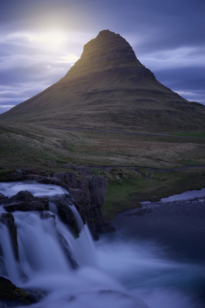 Hora Kirkjufell díky svému tvaru přilákala nejednoho fotografa. Foto: David Kameník