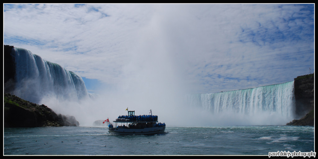 Niagarské vodopády jsou významným turistickým místem. Nejkrásnější fotografie proto pořídíte přímo z vody, protože není vidět ne příliš vzhledné okolí. Loď v popředí tento snímek ozvláštňuje a dodává mu hloubku. Foto: Pavel Dolejš Photography