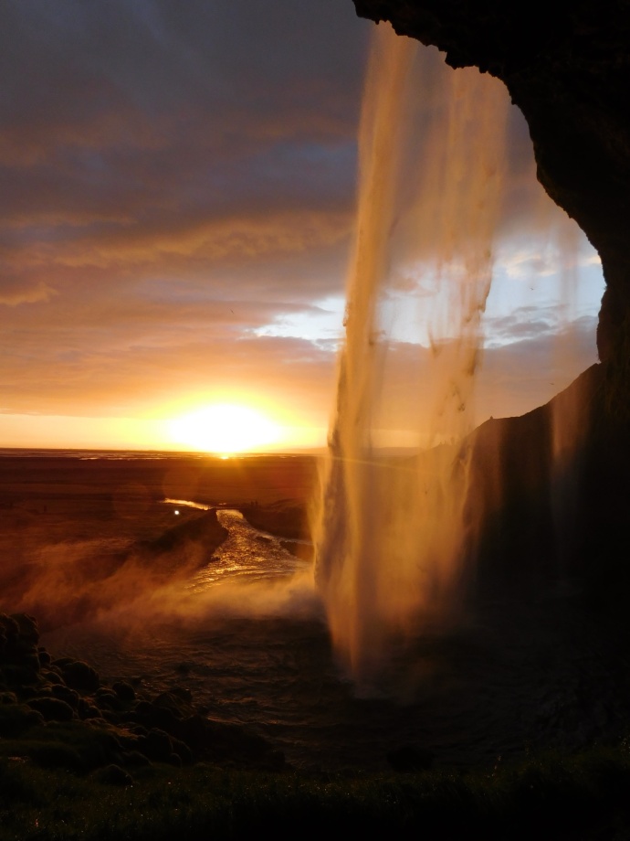 Západy slunce se dají fotit kdekoliv, na Islandu třeba u vodopádu Seljalandsfoss. Foto: Veronika Sošková