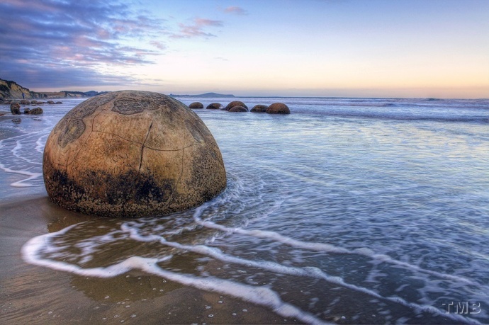 Moeraki Boulders jsou unikátní kulaté balvany vyskytující se výhradně na novozélandské pláži Koekohe. Lákají tak nejen turisty, ale i fotografy. Foto: Tomáš Bureš