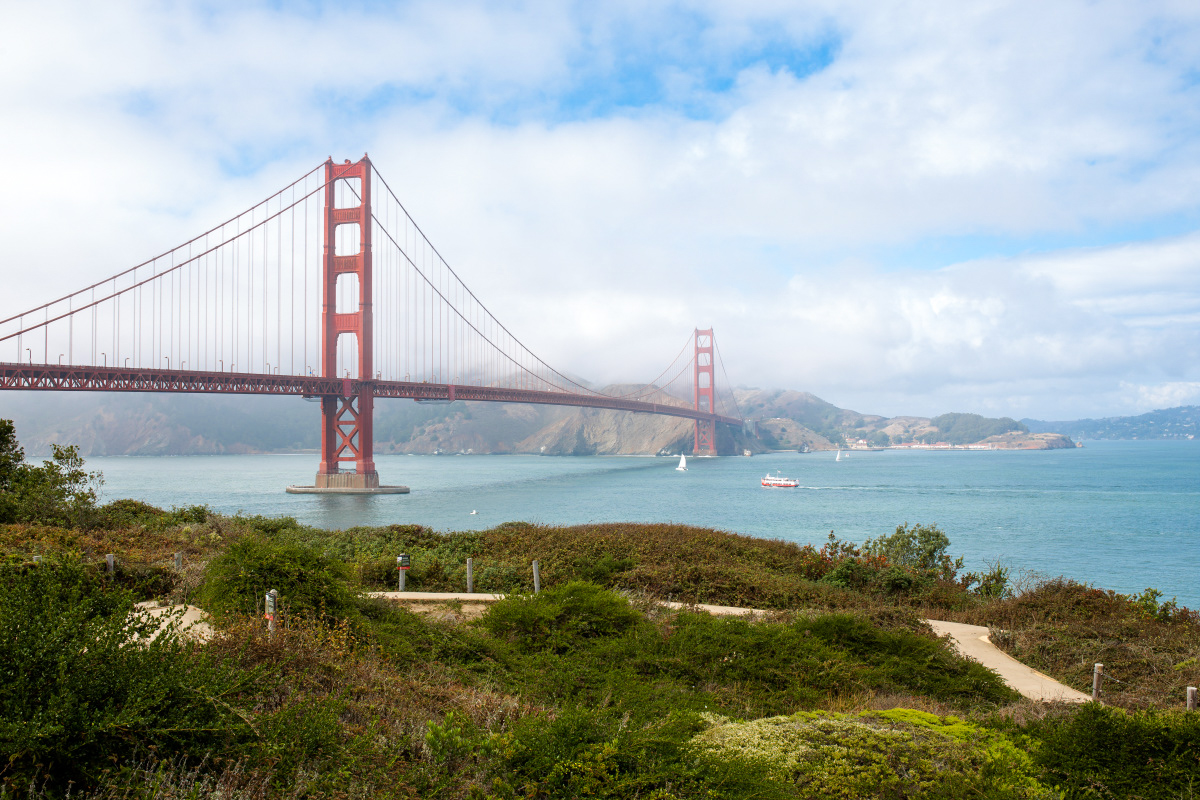 Most Golden Gate v San Franciscu znají snad všichn a všichni ho také fotí. Byť jsou fotografie často podobné, vždy jsou zachycené za jiné denní doby a počasí a to dělá každou fotku trochu jinak zajímavou. Nejčastěji ho fotografové zachycují zboku, aby vynikla konstrukce mostu, ale zajímavá je i fotka přímo z něj. Foto: Petr Hnilička Photography