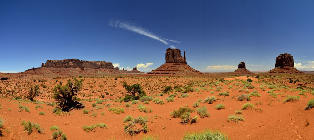 Ačkoliv je horizont snímku umístěný uprostřed, tomuto snímku to nevadí. Ukazuje tak veškeré krásy americké pouště a fotografie by si zasloužila pověsit na zeď. Foto: Michal M