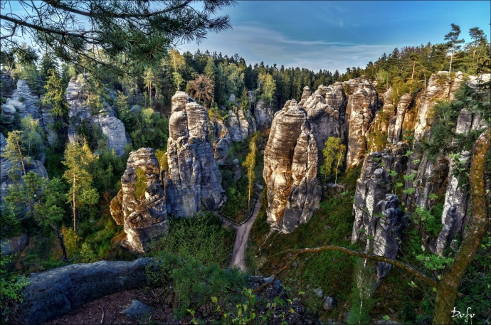 Zajímavé skalní útvary nenajdete jen v americkém Grand Canyon nebo v Austrálii. I Český ráj nabízí unikátní pohledy do krajiny a západ slunce navíc doladí fotku k dokonalosti. Foto: dofo