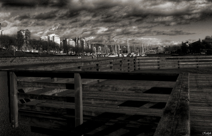 I městská krajina se dá fotografovat netradičně. Zábradlí na této fotografii vede divákovo oko po snímku. Foto: kubyk