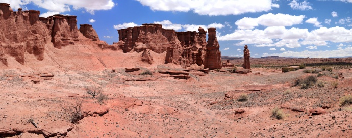Trochu to vypadá, jako bychom se vrátili opět do skalnatých pouští v USA, ale scenérie s velkolepými skalisky nabízí i národní park Talampaya v Argentině. Foto: Qubit