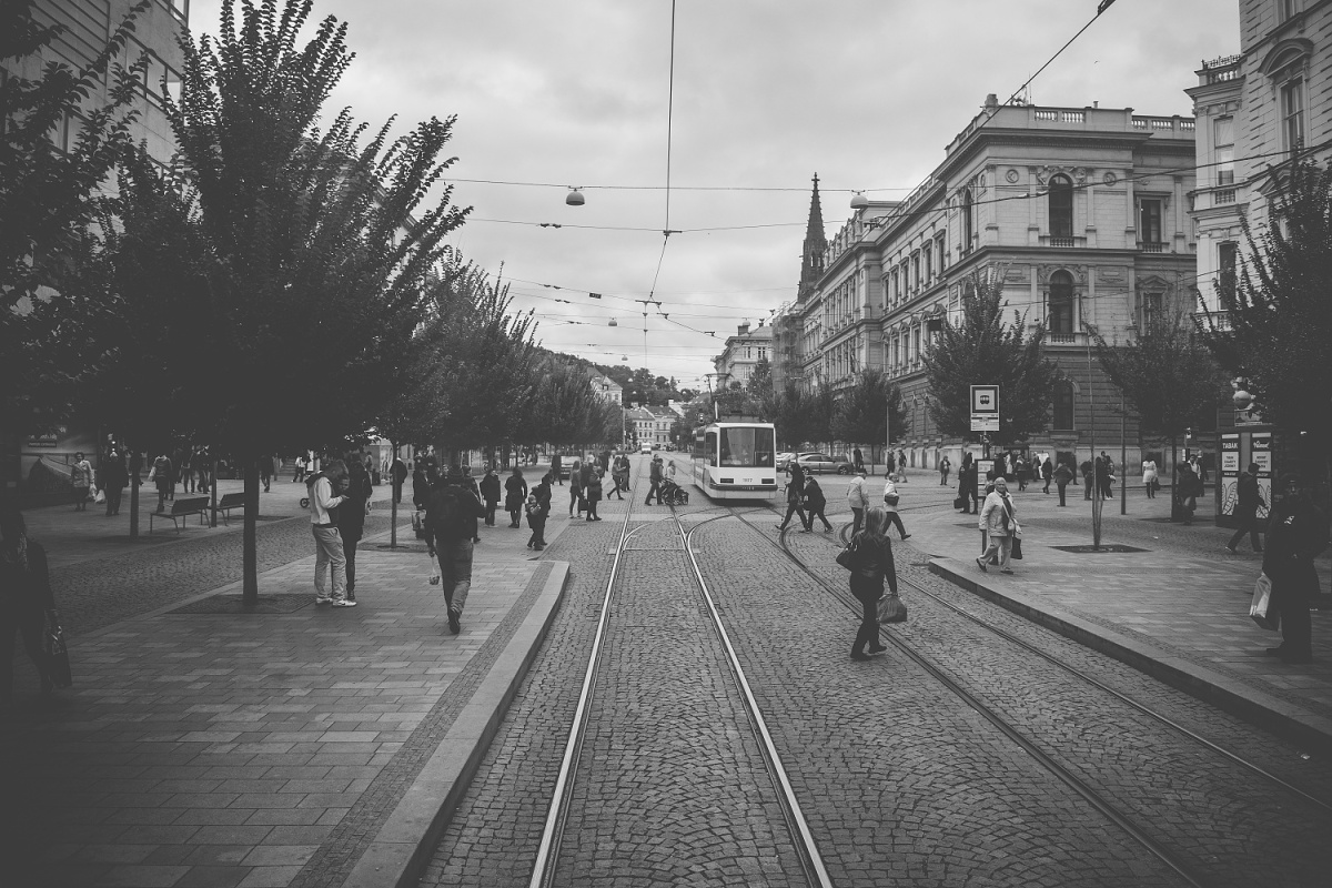 Fotka je pořízená z tramvaje. Objektiv jsem přitiskla přímo na zadní sklo (ano, opravdu tam bylo perfektně vyleštění a čisté sklo), takže téměř nelze poznat, že jsem přes něj fotila. Nikon D3300, AF-S NIKKOR 18-55 mm 1:3.5-5.6 G II, 1/640 s, f/4.5, ISO 200, ohnisko 18 mm