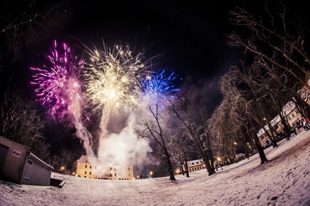 Jak fotit ohňostroje: silvestrovský ohňostroj focený z ruky.