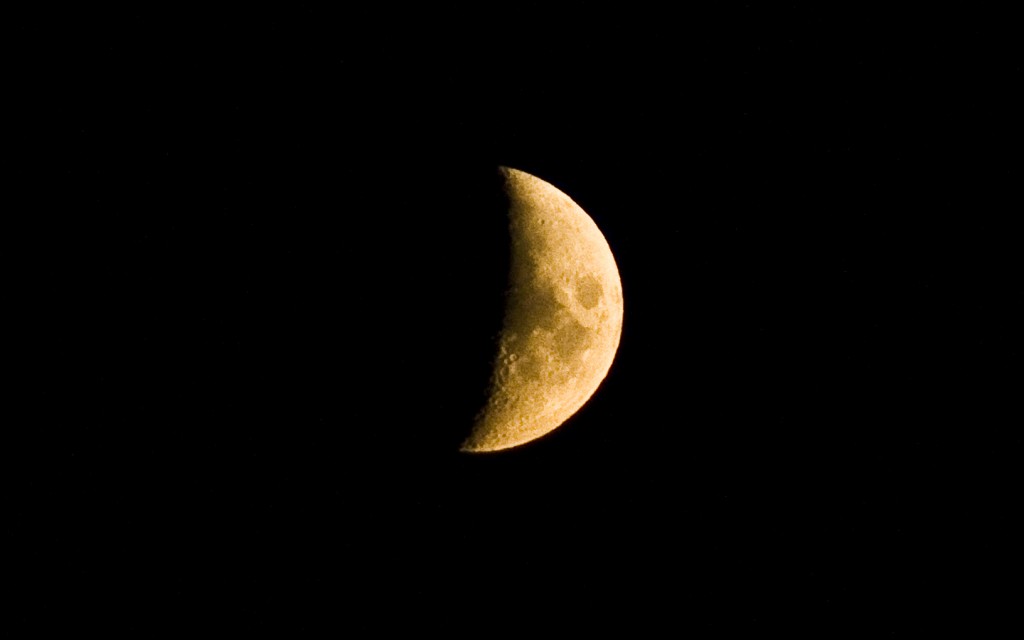 Srpek Měsíce je vhodnější fotografovat v kontrastu s krajinou či městem, sám o sobě není tolik zajímavý, jako Měsíc v úplňku.jpg