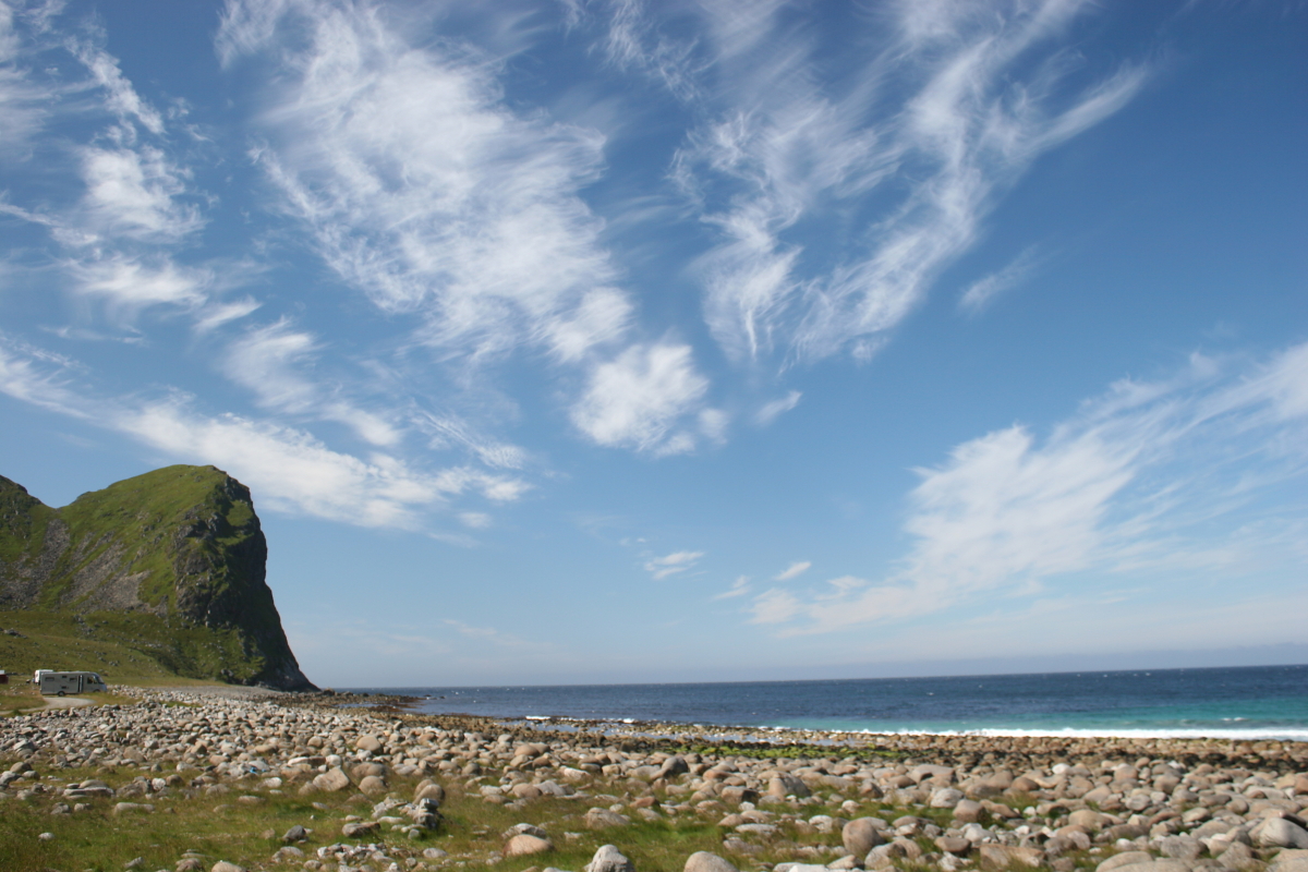 Pláž Unstad, oceán je zrovna v klidu, jinak je to ráj surfařů. Canon EOS 20D, EF-S Canon 18-55 mm F3,5-5,6 IS, 1/500 s, F4, ISO 125, ohnisko 21 mm.jpg