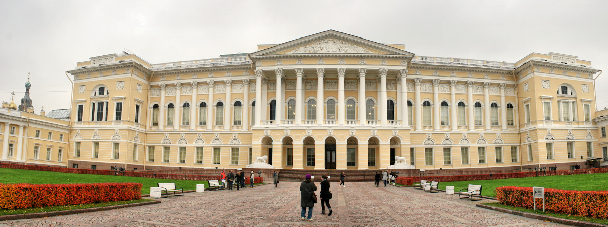 Budova Michajlovského paláce, ve kterém sídlí Ruské muzeum. Canon EOS 20D, EF-S Canon 18–55 mm F3,5–5,6 IS, 1/125 s, F6,3, ISO 400, ohnisko 20 mm.jpg
