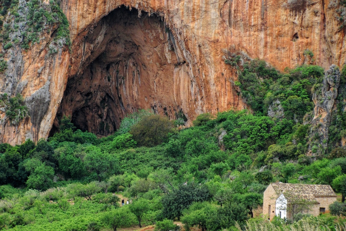 Impozantní jeskynní portál Grotta Gigante v přímořské rezervaci Zingaro. Exkurze možná. Canon PowerShot SX120, 1/400 s, F4, ISO 100.jpg