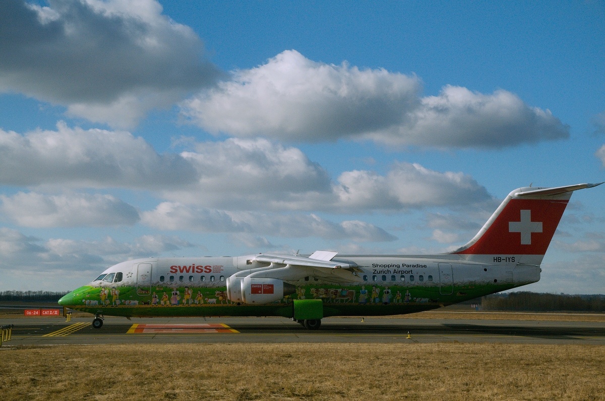 Swissair HB-IYS, Nikon D300s, AF-S Nikkor 16-85 mm F3,5-5,6G ED VR DX , 1/1000 s, F8, ISO 1000, ohnisko 42 mm.