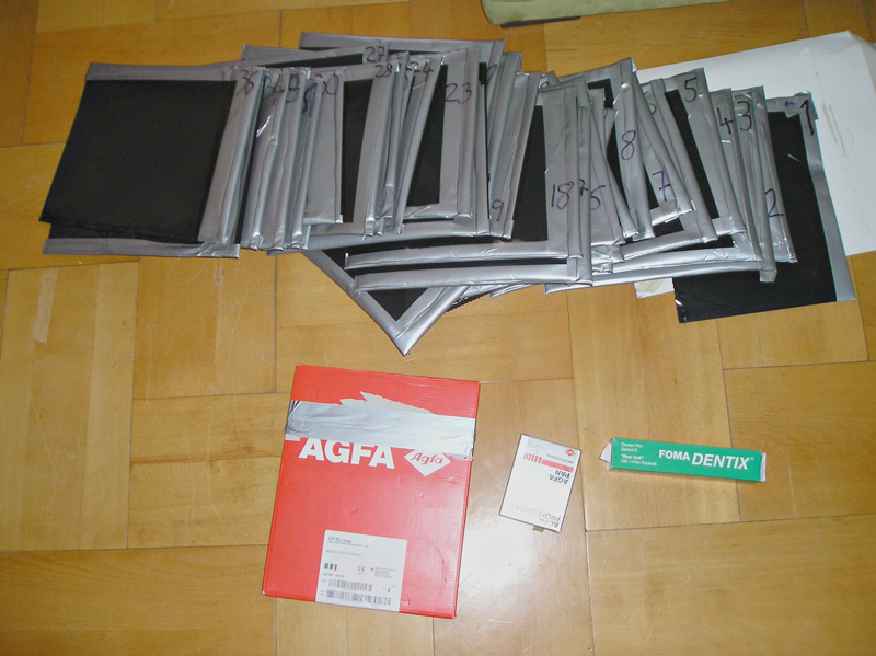 Příprava obálek s rentgenovým filmem pro přímé zachycení radioaktivity v Zóně. Medicínský film AGFA 24×30 cm, prošlý listový film 6×9 AGFA, zubařský film Dentix E 3×4 cm.jpg