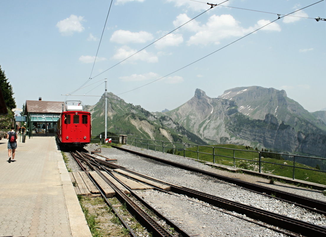 Tato fotka vznikla krátce po výstupu z horského vláčku, který se s námi vydrápal do výšky asi 1970 m.n.m. Dál jsme šly po svých. Schynige Platte je vynikající výchozí bod pro opravdu nezapomenutelné túry po okolních hřebenech hor. Canon EOS 20D, EF-S Canon 18–55 mm F3,5–5,6 IS, 1/160 s, F7,1, ISO 100.jpg