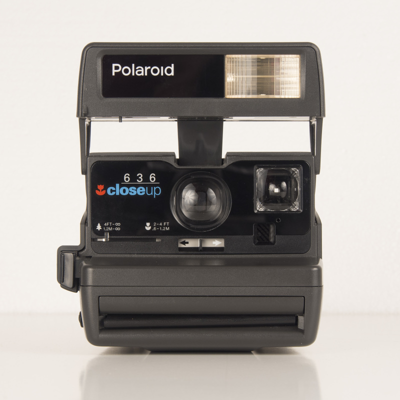Polaroid 636 CL, instantní fotoaparát, který se dá pořídit od několika set do tisíce korun. Jeho živení však nepřijde nijak levně - za osm instantních snímků v jedné kazetě dáte přibližně šest set korun.jpg