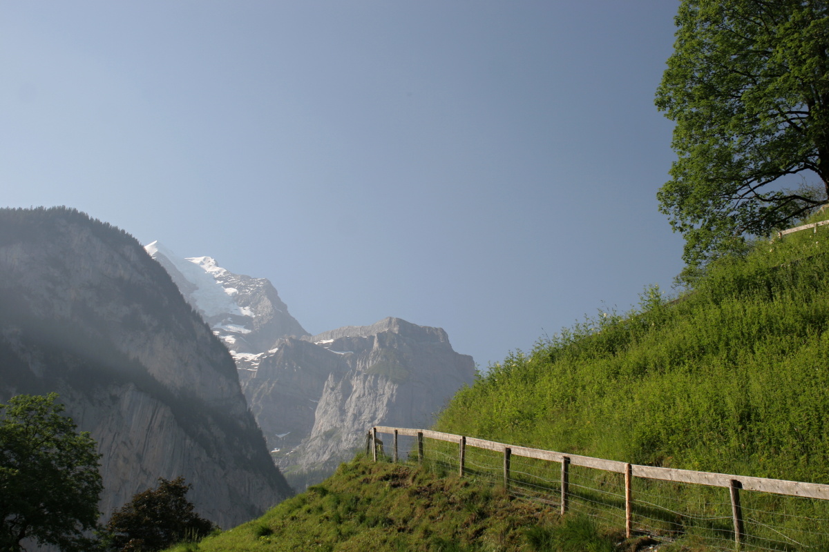 Lauterbrunnen je údajně jedno z nejpůsobivějších údolí Alp. Zelené louky jsou pevně sevřené horskými masivy pokrytými zbytky sněhu a výhledy jsou prostě dokonalé. Canon EOS 20D, EF-S Canon 18–55 mm F3,5–5,6 IS, 1/200 s, F5,6, ISO 100.jpg