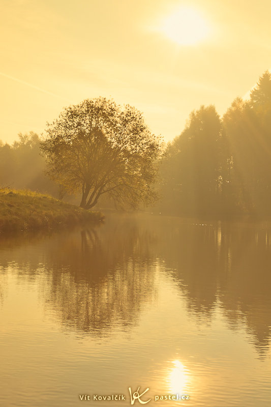 Vodní plochy jsou vždy vítaným cílem. Canon 5D Mark II, EF Canon 16–35 mm F2,8 II, 1/1000 s, F8,0, ISO 100, ohnisko 35 mm.jpg