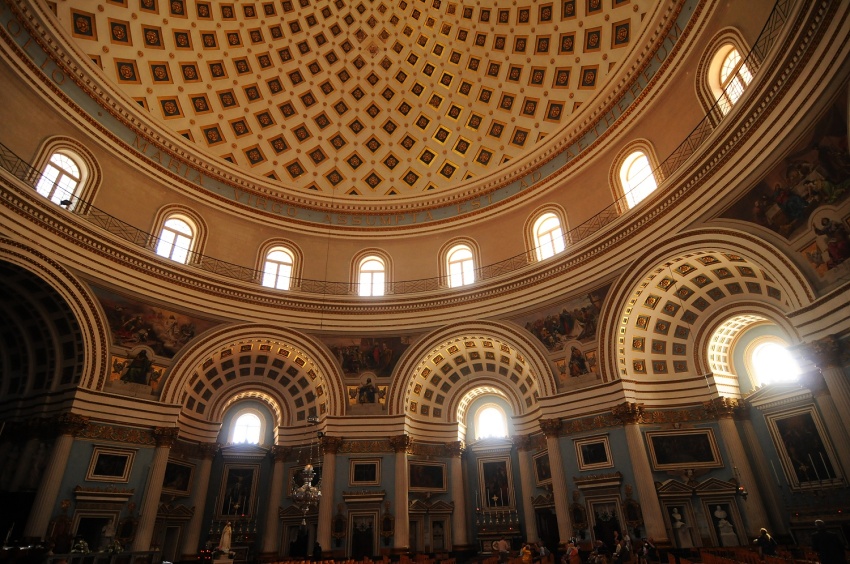 Mosta, Malta. Katedrála svaté Marie - celek. Nikon D300s, AF-S Nikkor 12-24 mm F4 ED-IF DX, 1/60 s, F4, ISO 800, ohnisko 12 mm.jpg