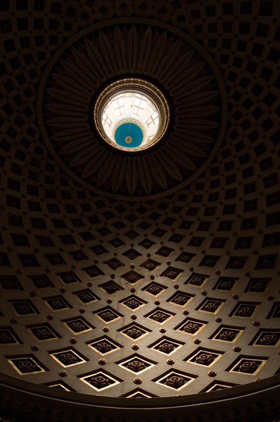 Mosta, Malta. Katedrála svaté Marie - detail. Nikon D300s, AF AF-S Nikkor 16-85 mm F3,5-5,6G ED VR DX, 1/125 s, F8, ISO 800, ohnisko 35 mm.jpg