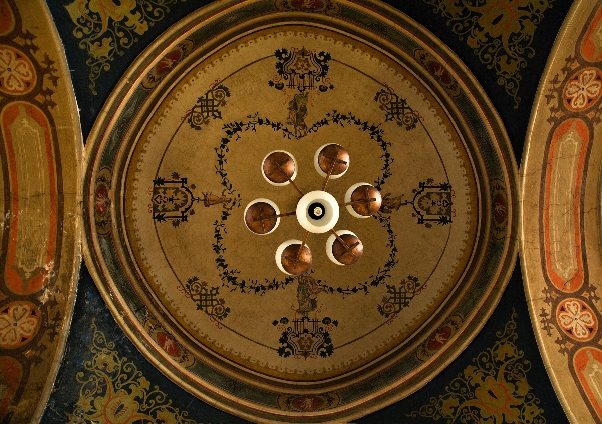 Teplice v Čechách, pohled vzhůru. Nikon D300S, AF-S Nikkor 16–85 mm F3,5–5,6G ED VR DX , 1/25 s, F3,5, ISO 640, ohnisko 16 mm.jpg