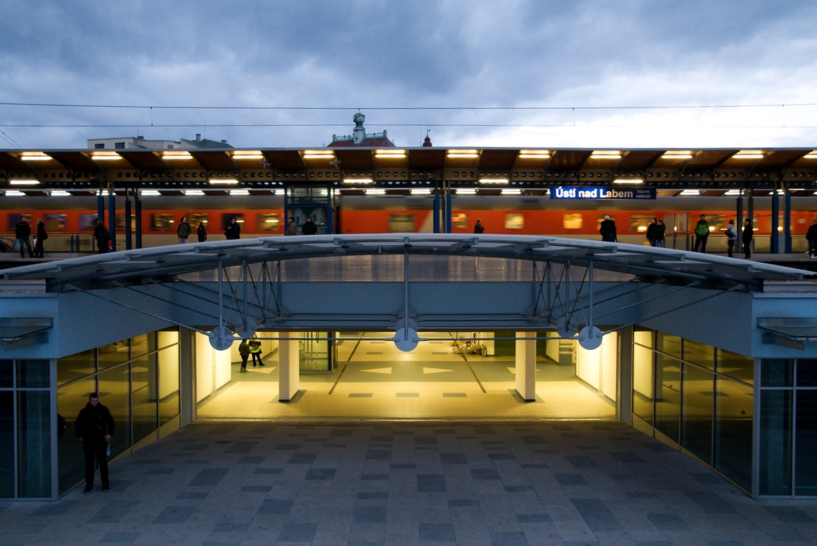 Ústí nad Labem po rekonstrukci. Nikon D300S, AF-S Nikkor 16–85 mm F3,5–5,6G ED VR DX, 1/13 s, F3,8, ISO 640, ohnisko 19 mm.jpg
