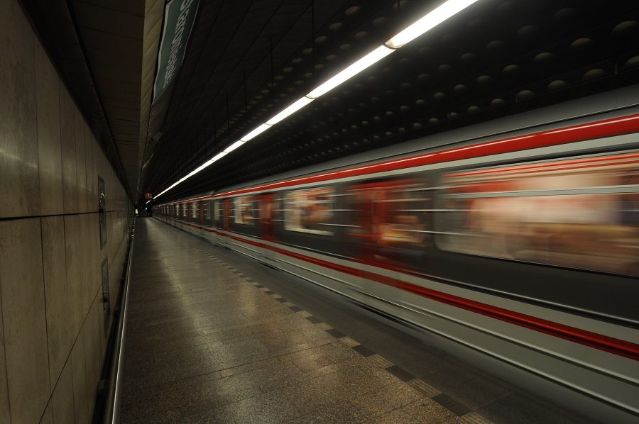 Metro stanice Staroměstská. Nikon D300s, AF-S Nikkor 12–24 mm F4 ED-IF DX, F11, 1/6 s, ISO 500, ohnisko 12 mm.jpg