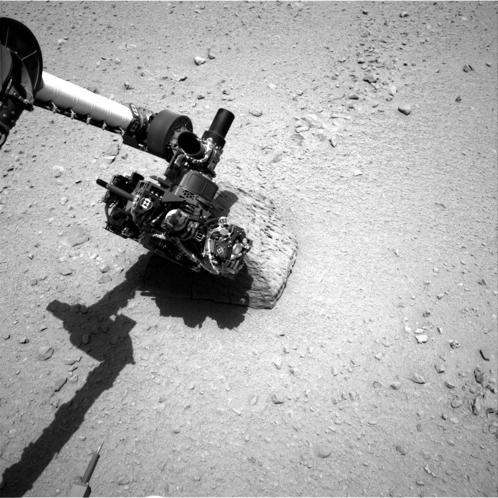 Snímek zachycující první dotek robotické ruky Curiosity s kamenem na povrchu Marsu. Fotografie byla pořízena pomocí navigační kamery. Foto: NASA/JPL-Caltech.