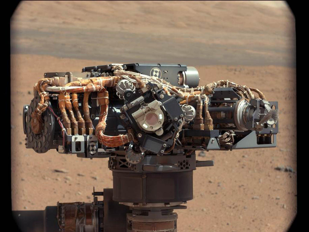 Fotografie jedné z kamer, kterými je rover vybaven, s pozadím povrchu Marsu. Foto: NASA/JPL-Caltech/MSSS.jpg