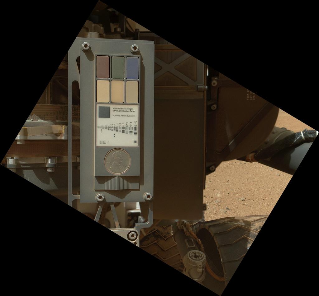 Kalibrační tabulka určená pro kameru připevněnou na robotické ruce. Foto: NASA/JPL-Caltech/Malin Space Science Systems.jpg