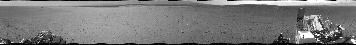 Panoramatický pohled s pomocí navigační kamery po jedenadvaceti dnech Curiosity na povrchu rudé planety. Vpravo pak můžete vidět čerstvé stopy, které rover na povrchu zanechal. Foto: NASA/JPL-Caltech.