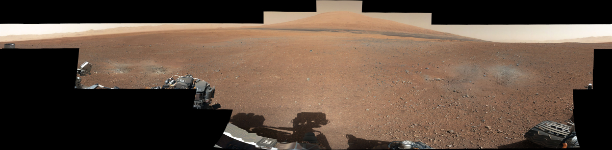Panoráma zachycující místo přistání Curiosity s horou Mount Sharp (vysoká 5,5 km) v pozadí. Foto: NASA/JPL-Caltech/MSSS.