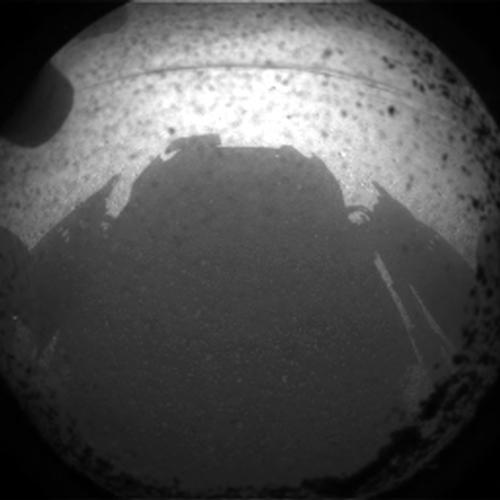 Jedna z úplně prvních fotografií, které rover z Marsu odeslal. Je na ní zachycen vlastní stín Curiosity. Foto: NASA/JPL-Caltech.jpg