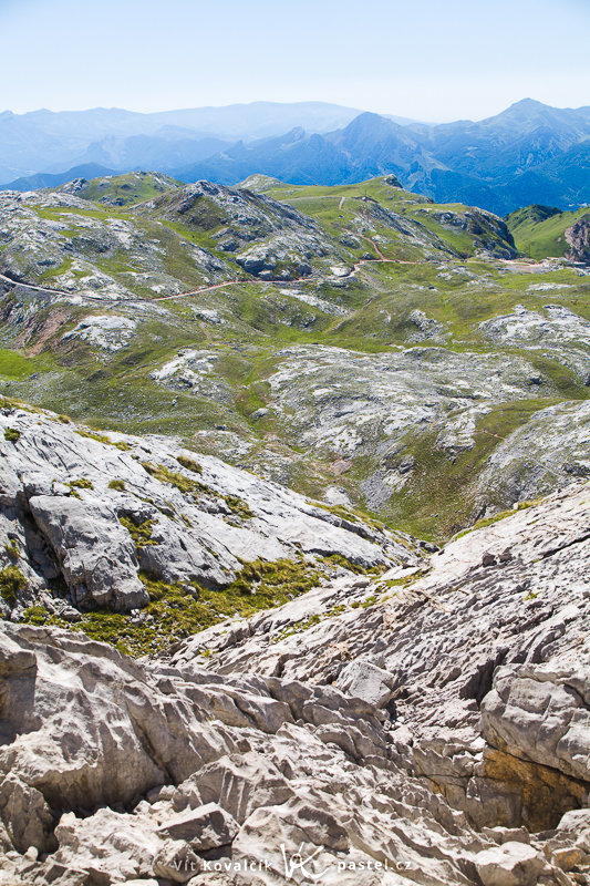 Picos de Europa, od nejbližších skalek až po nejvzdálenější. Canon 5D Mark II, EF Canon 70–200 mm F2,8 IS II, 1/80 s, F9,0, ISO 250, ohnisko 70 mm.jpg