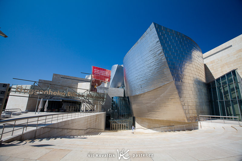 Vstup do Guggenheimova muzea, Bilbao. Canon 5D Mark II, EF Canon 16–35 mm F2,8 II, 1/160 s, F6,3, ISO 100, ohnisko 16 mm.