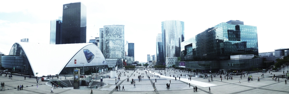 La Défense –vděčné místo pro ty, kteří rádi fotí moderní architekturu. La Défense, Tilt-Shift efekt a Bleach Bypass. Panasonic Lumix DMC-FS10, 1/125 s, F9, ISO 80.jpg