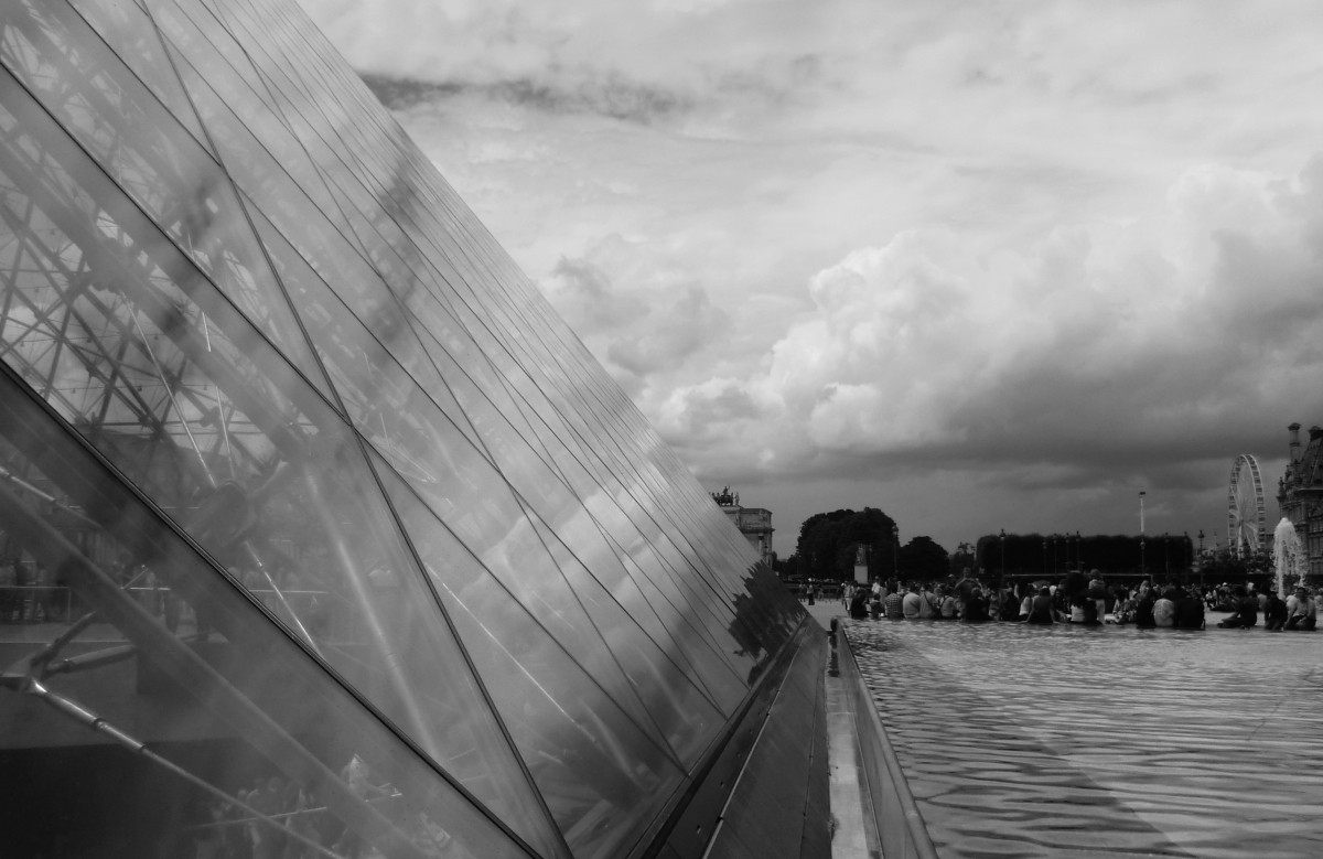 Louvre z netradiční perspektivy, efekt Black & White. Panasonic Lumix DMC-FS10, 1/400 s, F9, ISO 80.