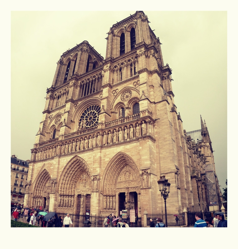 Notre Dame z té strany, kde ještě (už) není lešení. Složené panorama, efekt Polaroid. Panasonic Lumix DMC-FS10, 1/500 s, F2,8, ISO 80.jpg