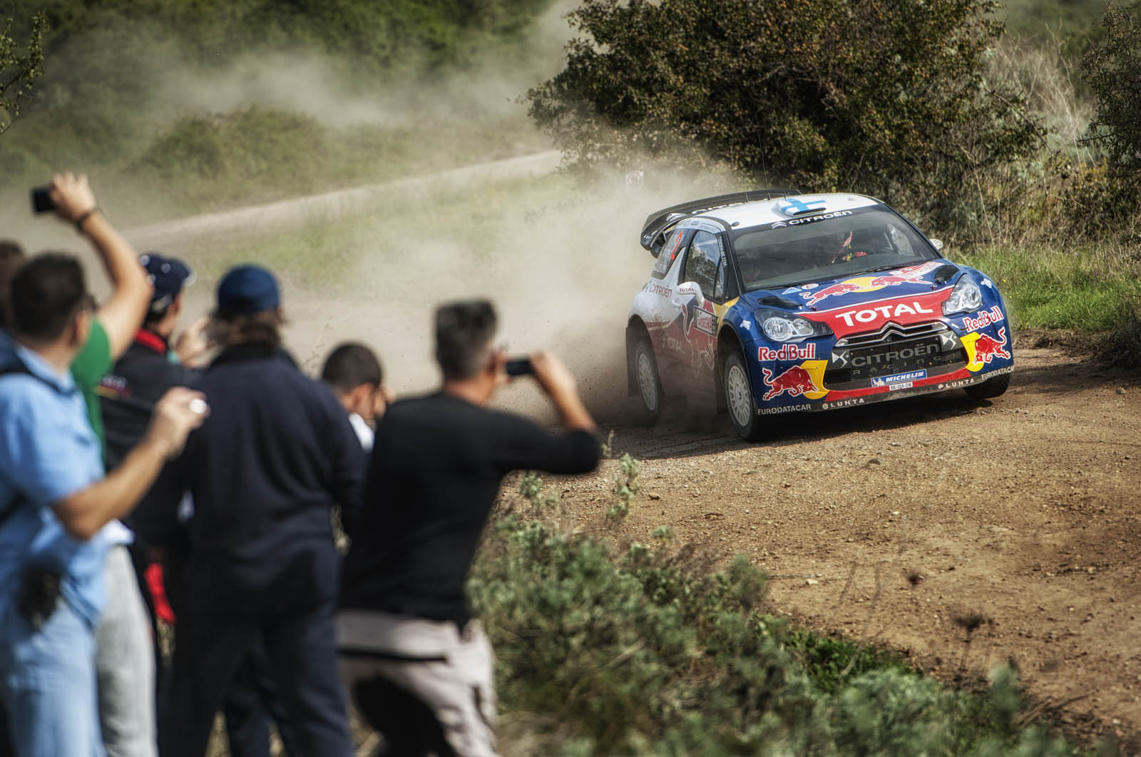 WRC Sardinie 2012. Nikon D3, AF-S Nikkor 70–200 mm F2,8G ED VR II, 1/1000 s, F4, ISO 200, ohnisko 200 mm.jpg