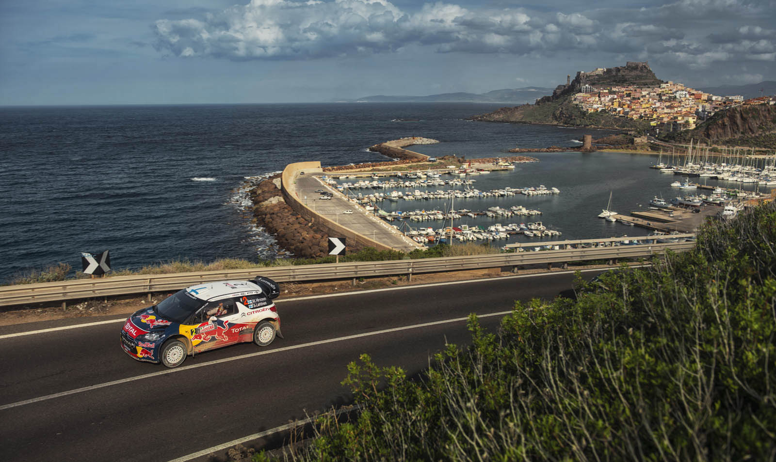 WRC Sardinie 2012. Nikon D800, AF-S Nikkor 24–70 mm F2,8G ED, 1/800 s, F4,5, ISO 200, ohnisko 32 mm.