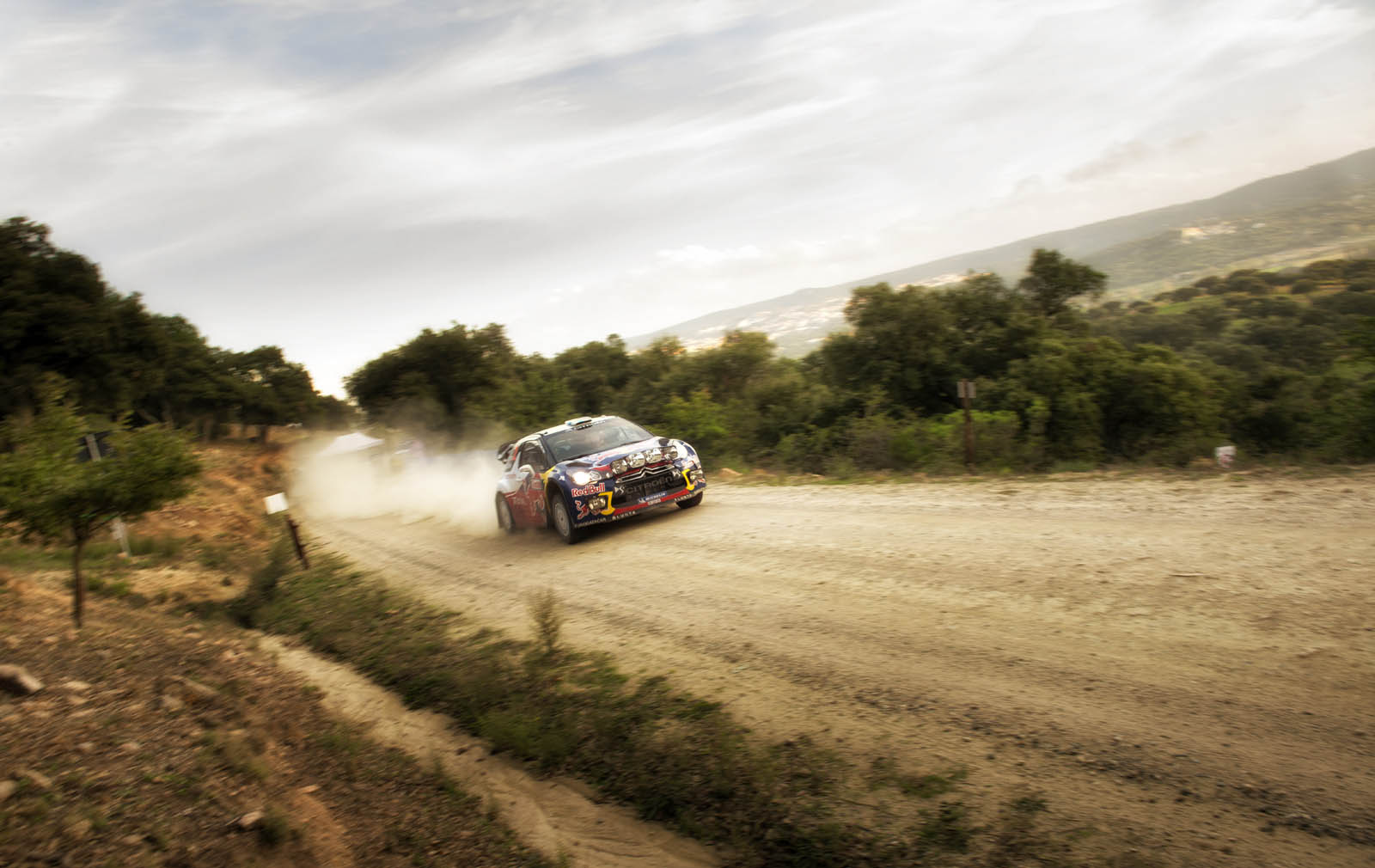 WRC Sardinie 2012. Nikon D800, AF-S Nikkor 24–70 mm F2,8G ED, 1/125 s, F6,3, ISO 400, ohnisko 24 mm.jpg
