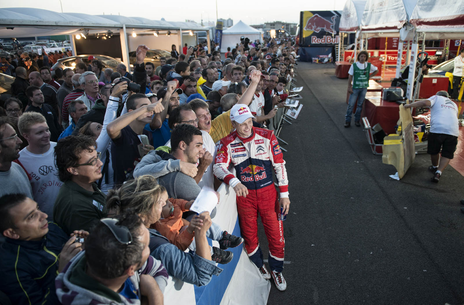 WRC Sardinie 2012. Nikon D800, AF-S Nikkor 24–70 mm F2,8G ED, 1/100 s, F3,2, ISO 800, ohnisko 24 mm.jpg